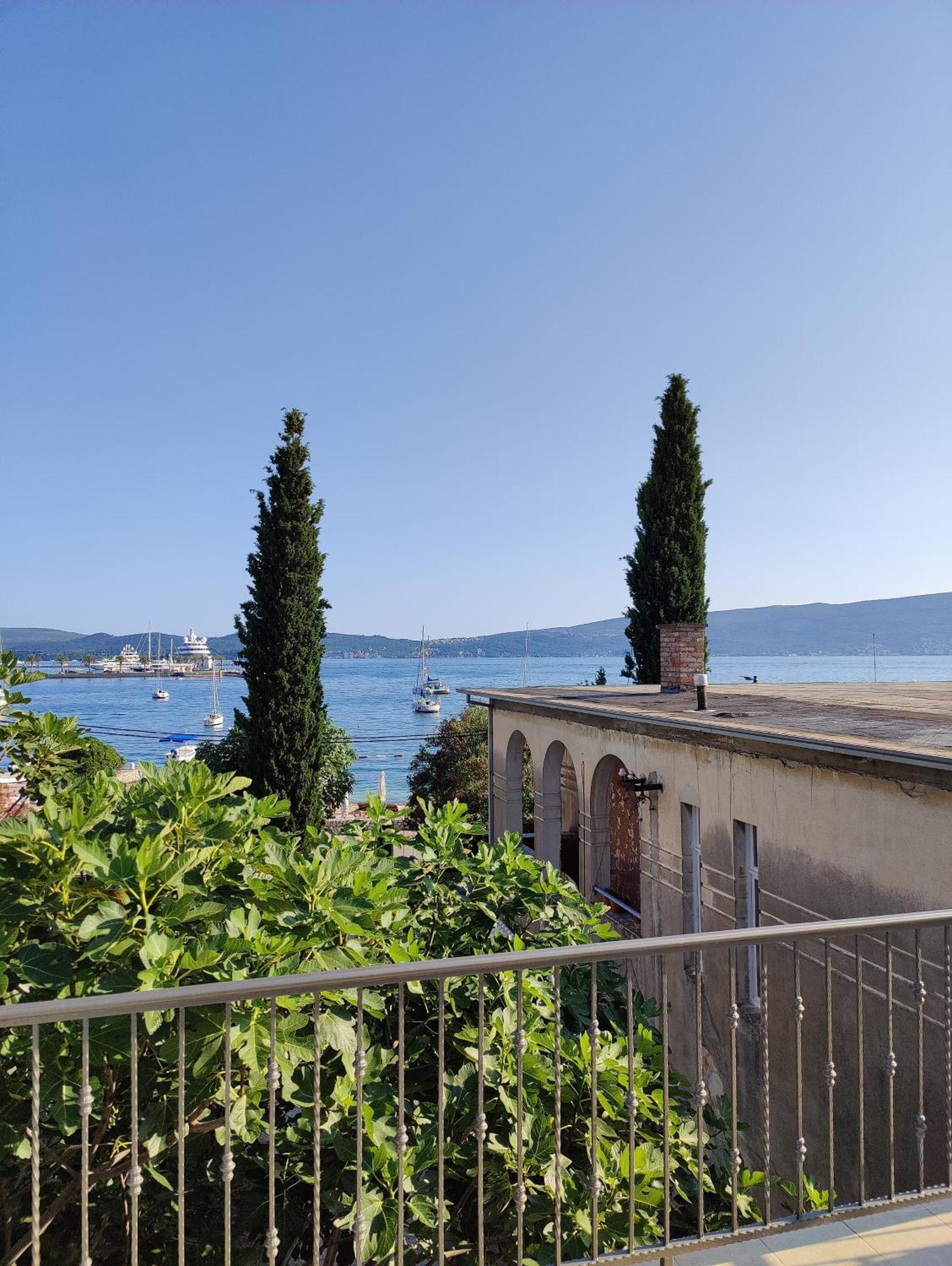 Miro Guesthouse Tivat Exteriör bild
