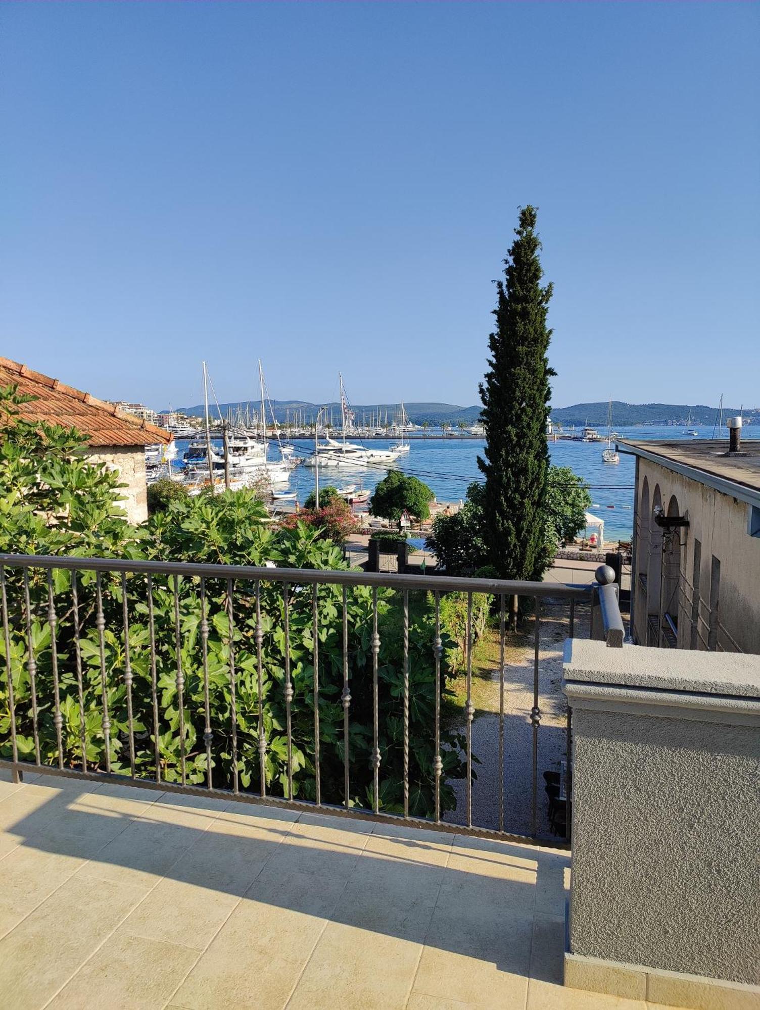 Miro Guesthouse Tivat Exteriör bild